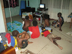 В цивильном доме золотодобытчика Алекса Данти дети смотрят телевизор (от генератора)