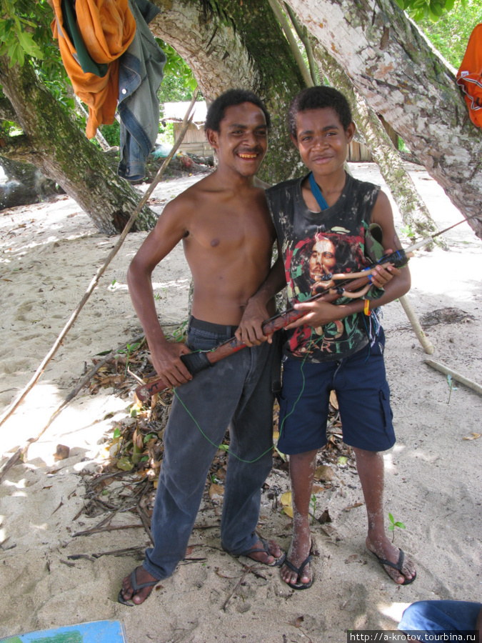 С этой острогой дети охотятся на рыб Варомо, Папуа-Новая Гвинея