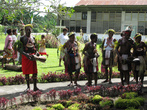 Ряжёные традиционные папуасы пришли на праздничное богослужение (воскресенье, Пасха, город Вевак)