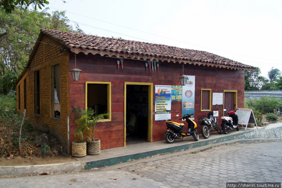 Туристическое агентство на главной улице Моягальпы Моягальпа, остров Ометепе, Никарагуа