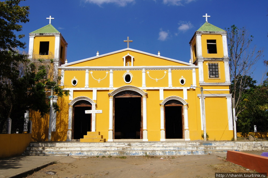 Церковь в Моягальпе Моягальпа, остров Ометепе, Никарагуа