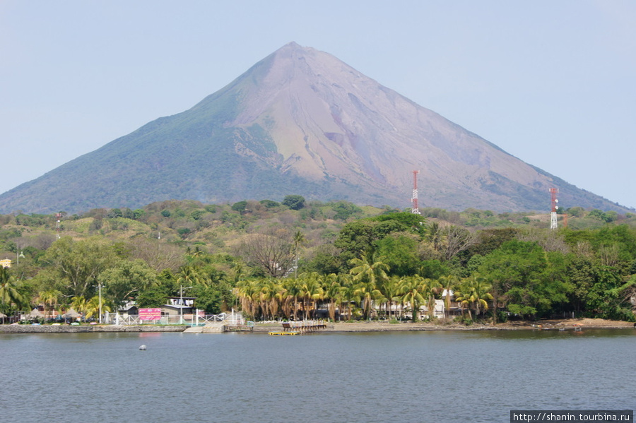 Вид на Моягальпу с озера Моягальпа, остров Ометепе, Никарагуа