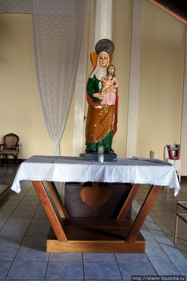 В церкви Моягальпы Моягальпа, остров Ометепе, Никарагуа