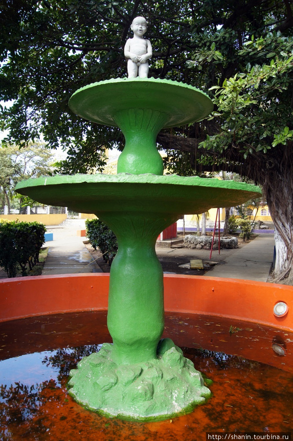 Фонтан в парке перед церковью Моягальпа, остров Ометепе, Никарагуа