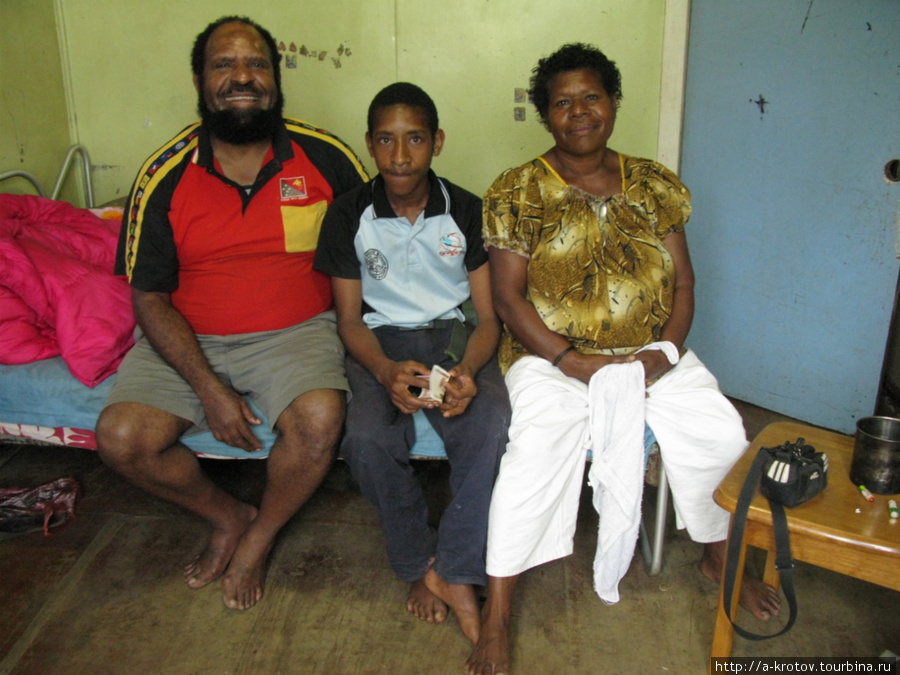 Семейство, пригласившее меня в гости в городе Менди Папуа-Новая Гвинея