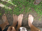 Ноги у папуасов (слева) более широкие, чем российские ноги (справа),
от привычки ходить босиком