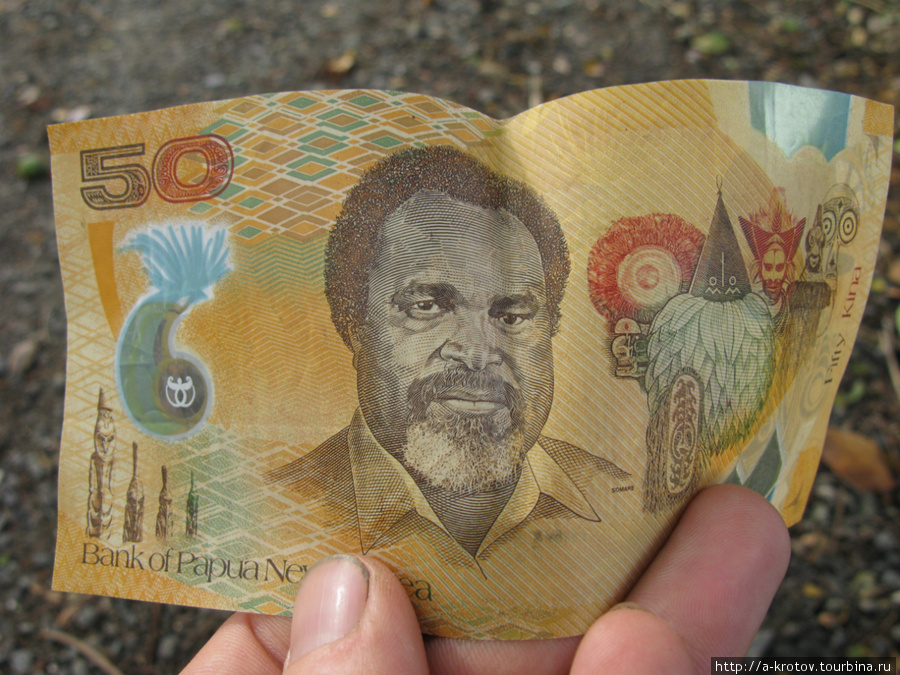 Это действующий Премьр-министр ПНГ Сомаре, обвиняемый в коррупции.
Он нарисован на деньге в 50 кина. Папуа-Новая Гвинея