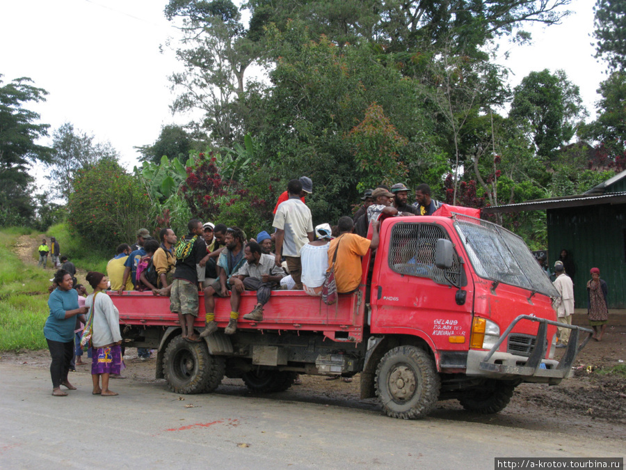 В каждом грузовике довольно много народу. Папуа-Новая Гвинея