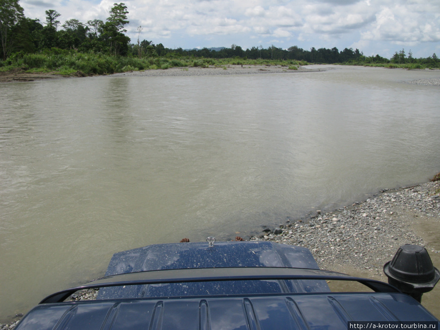 Некоторые реки, преодолевамые вброд — широкие и глубокие (фото из кузова пикапа, река между Айтапе и Ванимо, глубина 1 метр в сухую погоду, в дождливую погоду — непроходима на машине) Папуа-Новая Гвинея