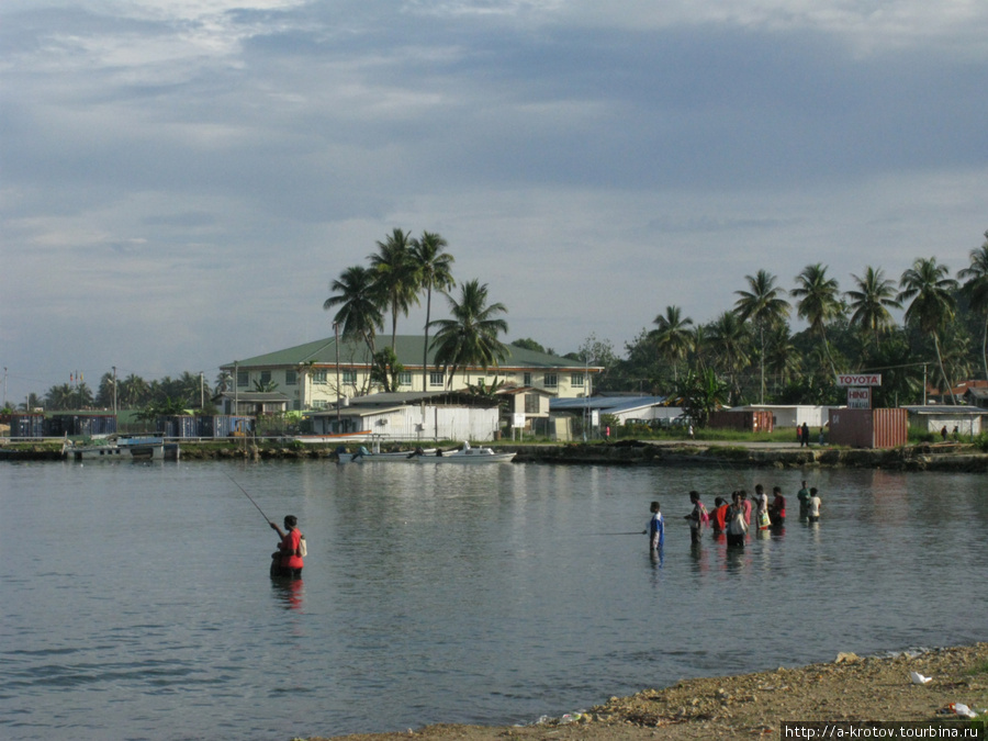 Многие жители занимаются рыболовством на мелководье Ванимо, Папуа-Новая Гвинея