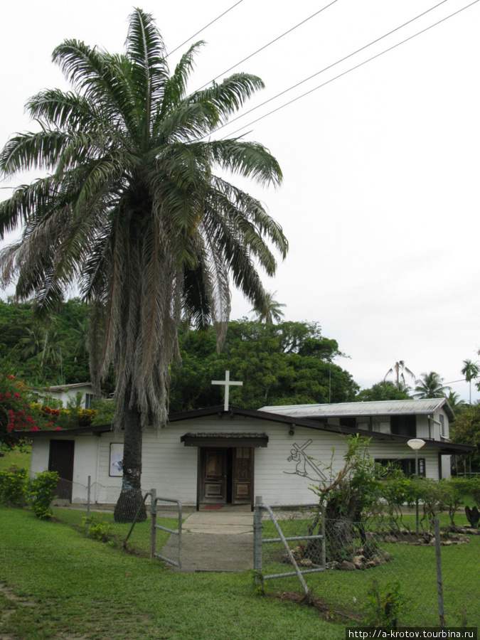 Церковь (кажется — единственная в городе). При ней и епископ есть Ванимо, Папуа-Новая Гвинея