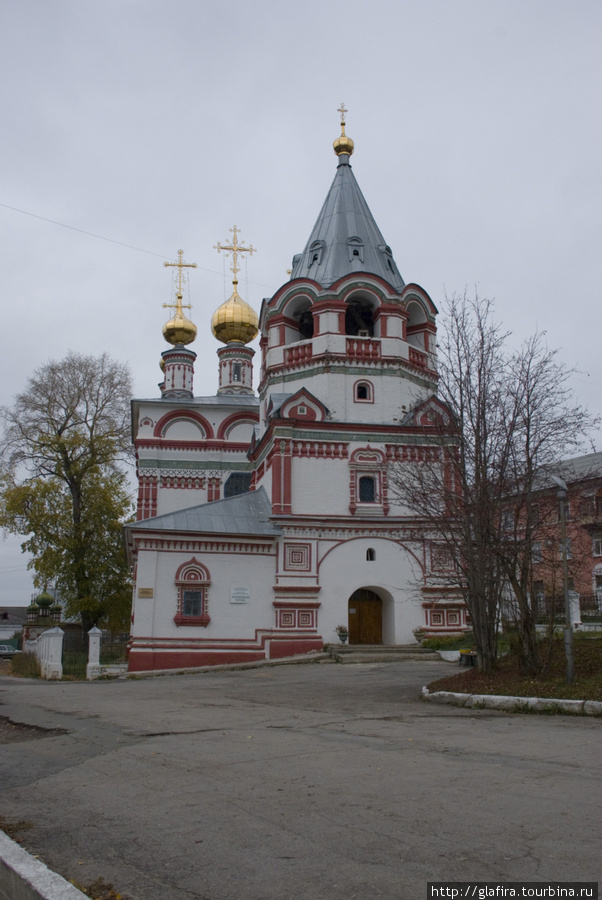 Богоявленская церковь 
     Храм построен в 1688—1695 гг. на средства прихожан. Престолы его освящены в память Богоявления Господня, в честь Владимирской иконы Божией Матери и во имя чудотворцев Печерских Антония и Феодосия. Приход был ликвидирован в 1934 г., здание церкви передано музею. В 1943—1962 гг. в храме совершались богослужения, затем он снова был закрыт. С 1989  здесь размещаются экспозиции отдела древнерусского искусства Соликамского краеведческого музея. В настоящее время в экспозиции этого отдела в Богоявленской церкви находится икона святителя Николая, по преданию, посланная царём Иваном Грозным жителям Соликамска в ответ на их просьбу о помощи против набегов иноплеменных. В храме восстановлен иконостас, уцелело внутренне убранство.  Храм имеет богатый каменный декор и изразцовое убранство. Памятник истории и архитектуры федерального значения Соликамск, Россия