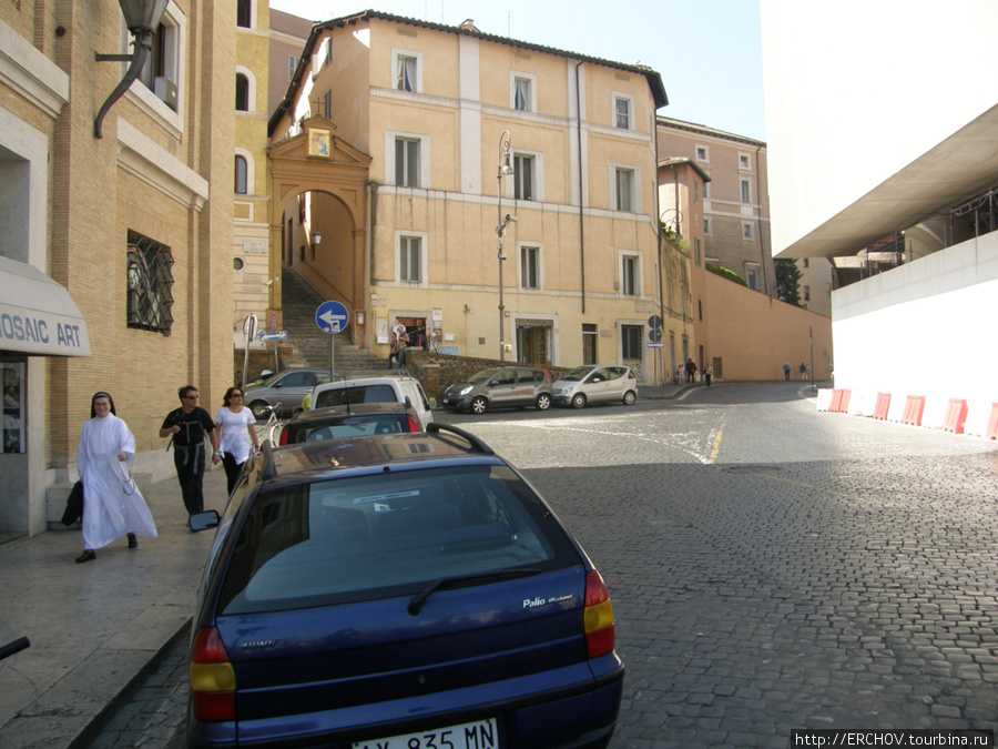 Эта улочка отделяет Ватикан от Италии. Ватикан (столица), Ватикан