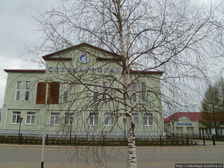 Здание Севергазбанка, новое и чистое, как и полагается банку Тотьма, Россия