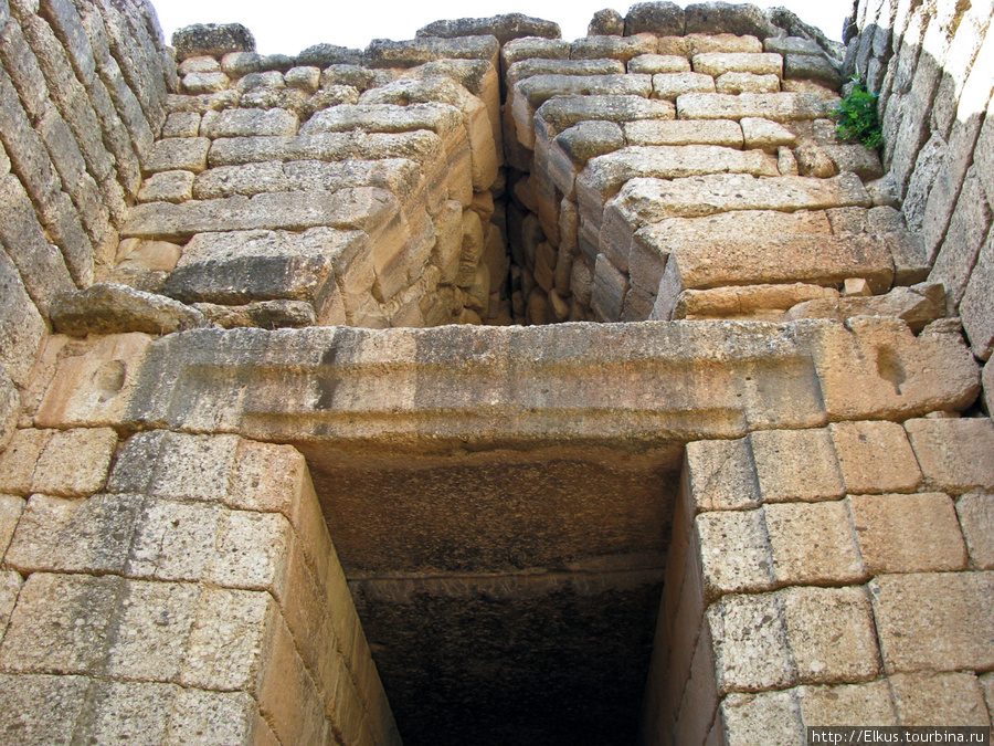 Большая из двух балок притолоки, имеющая размеры 3ґ8,5ґ12 м, весит ок. 120 т Микены, Греция