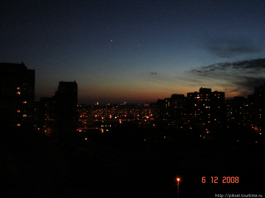 Вид из окна квартиры на вечерний Киев Киев, Украина