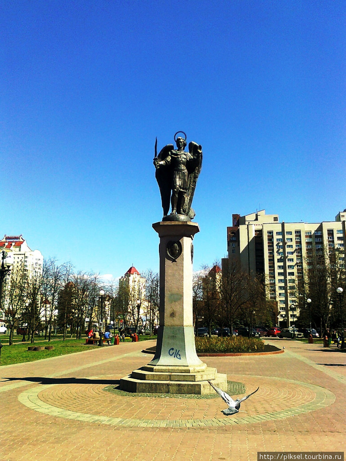 Площадь перед Оболонской районной госадминистрацией Киев, Украина