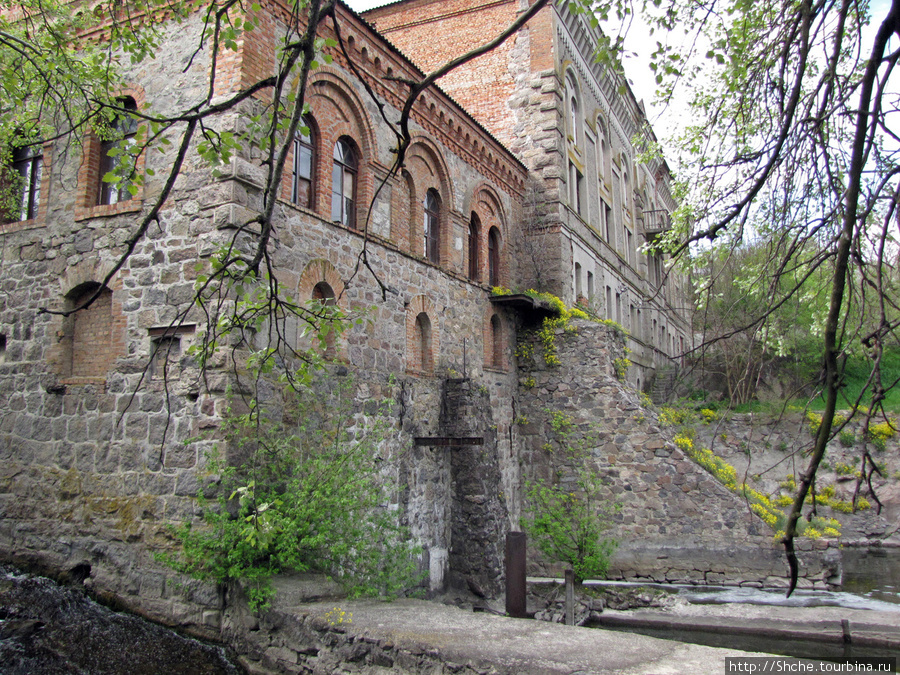 Красиво выглядит мельница сзади, как дворец какой-то Первомайск, Украина