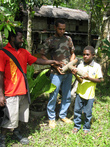 Папуасы в лесу под Веваком демонструют найденные ими в лесу снаряды Второй Мировой
