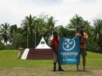 А.Кротов и местный житель — вевакский папуас — с флагом 