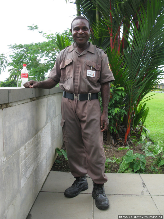 Охранник Военного мемориала Лае, Папуа-Новая Гвинея