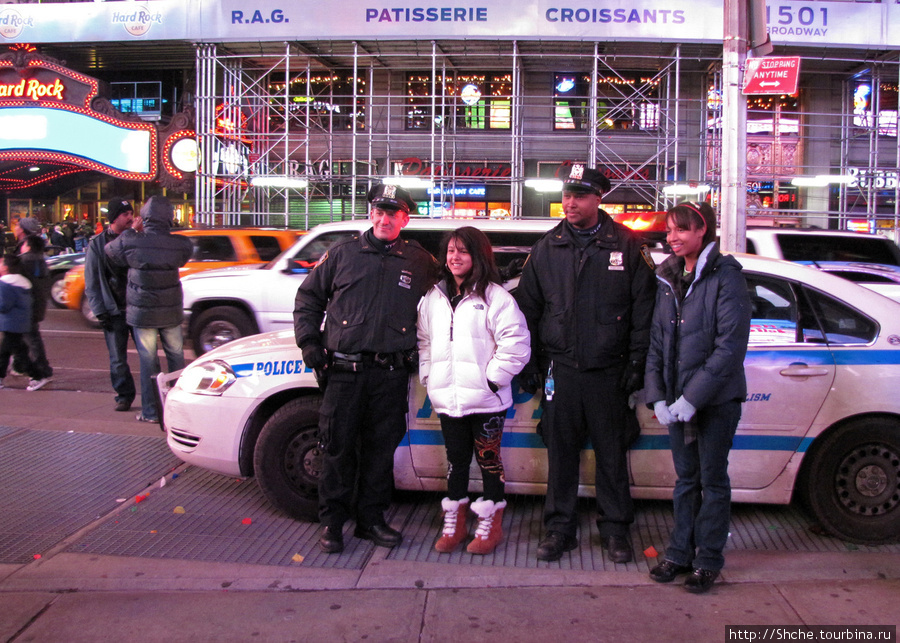 а тем временем полицейские никому не отказывают в фотографировании Нью-Йорк, CША