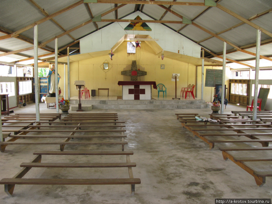 Другая — большая — деревенская церковь (католическая). Ванимо, Папуа-Новая Гвинея