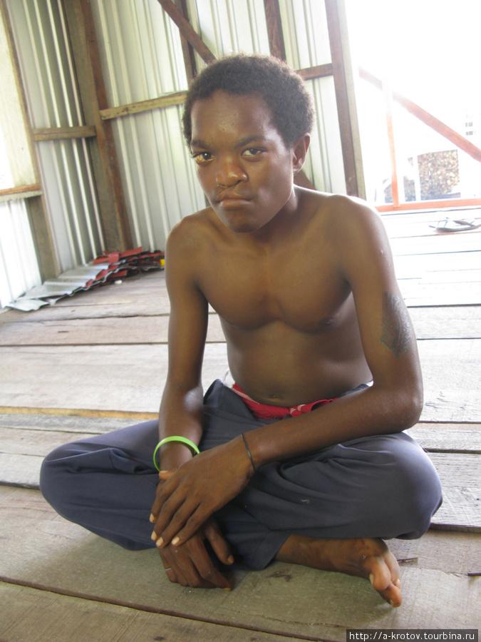 Этот парень был пришпилен ко мне и послеживал за мной Ванимо, Папуа-Новая Гвинея