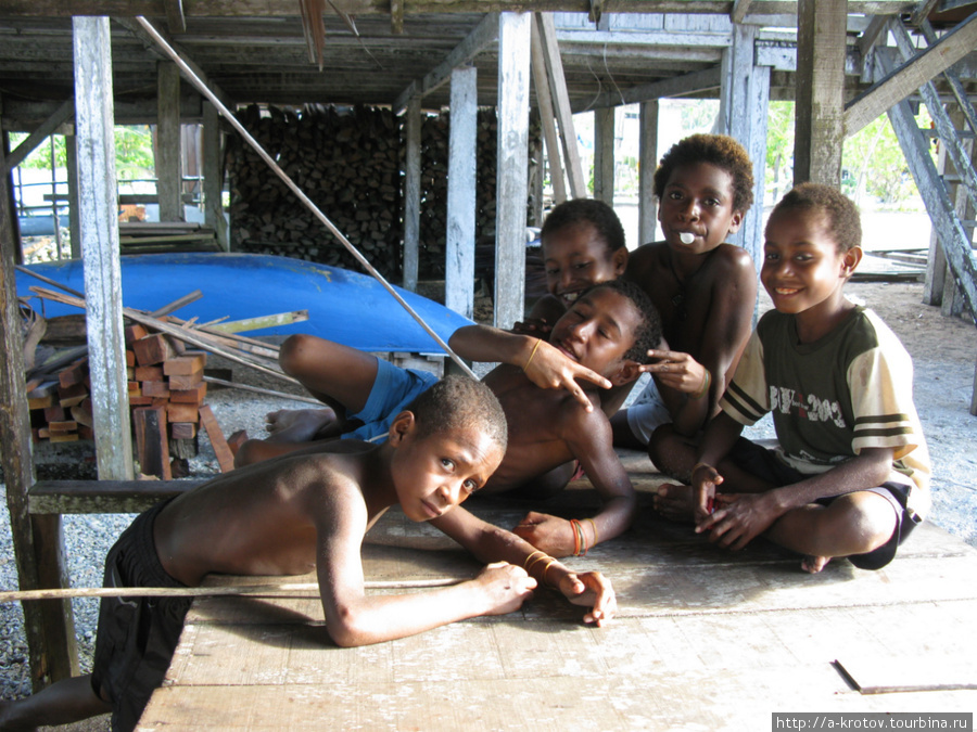 Молодые жители деревни Якко Ванимо, Папуа-Новая Гвинея