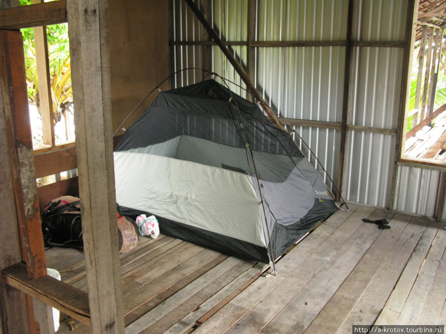 Моя палатка поставлена тут, в недостроенном доме (с согласия хозяев) Ванимо, Папуа-Новая Гвинея