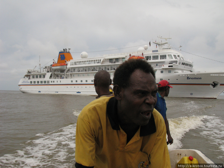 Лодочник-папуас, нетрезвый, высказывает всё, что он думает об обитателях белоснежного круизного лайнера! Богия, Папуа-Новая Гвинея