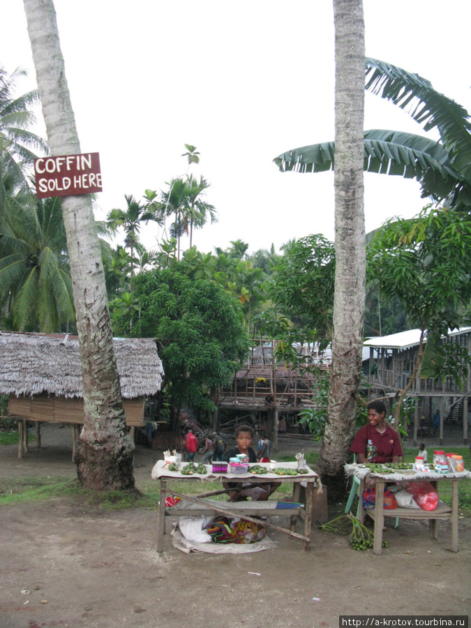 Распродажа гробов (см. объявление вверху) Вевак, Папуа-Новая Гвинея