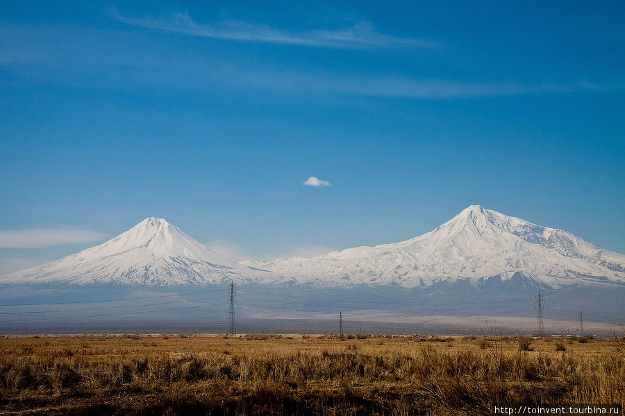 Щит с гордостью российского автопрома появился не случайно. 
Вначале мы просто хотели заехать с северо-восточной стороны Арарата, посмотреть армянский вид на гору. Но нам на глаза попался указатель до Азербайджана. До границы было всего 40 км.