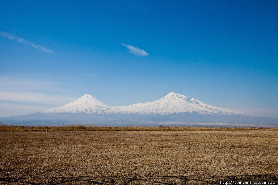 Арарат (тур. Ağrı Dağı, арм. Արարատ, курд. Çîyaye Agirî) — самая высокая гора в мире по относительной высоте (расстояние большей горы от подножия до вершины составляет 4365 м), наивысшая точка Армянского нагорья и Турции. Арарат является действующим вулканом, последнее его извержение было зафиксиравано в 1840 году. Гора состоит из двух слившихся основаниями гор: Большой и Малый Арарат.
Высота Большого Арарата над уровнем моря составляет 5 137 м, Малого — 3 927 м. Горы расположены в 11 километрах друг от друга, расстояние между их вершинами составляет 25 км. (Википедия). Восточная Анатолия, Турция
