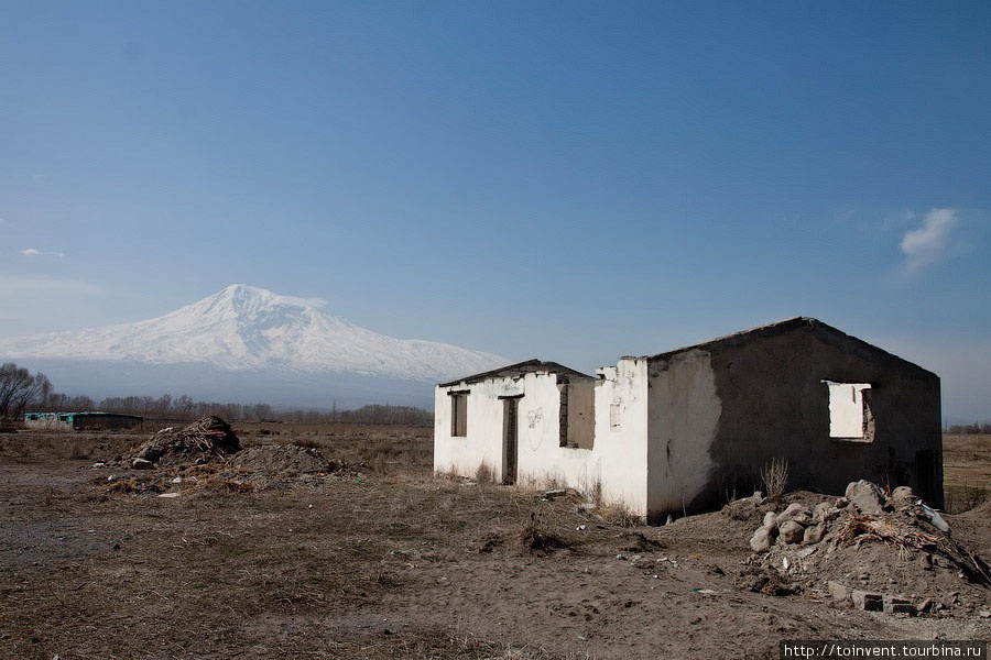Немного о пейзаже, находящемся между Араратом и Арменией. По большей части – это засушенные поля. Ближе к Арарату начинается огороженная проволокой зона, по всей видимости, принадлежащая военной базе. Здесь очень мало домов. Около половины из них – заброшенные. Иногда встречаются заселенные дома, но, как правило, их не так много. В сторону Армении видны иногда пограничные вышки, иногда встречаются БТР. Восточная Анатолия, Турция