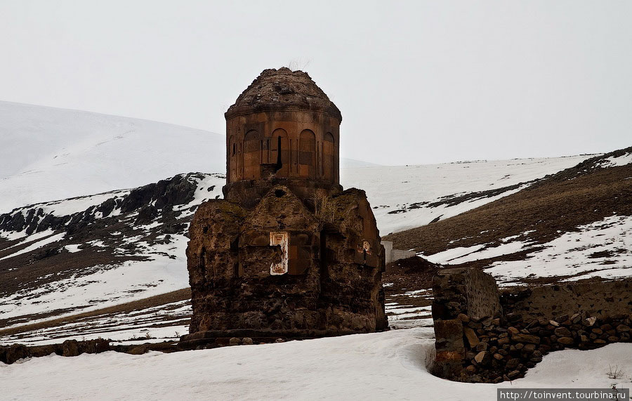 Неподалеку от Bagnair monastery находится Hexagonal Chapel, как несложно догадаться, название которого означаает шестиугольную часовню. Восточная Анатолия, Турция