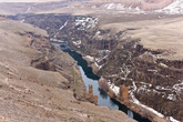 По реке проходит армянско-турецкая границы. Все мосты давно разрушены, а вдоль берега растянулась колючая проволока. Слева – Турция, справа — Армения.