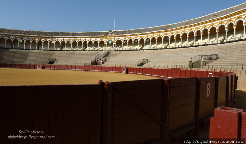 Арена для боя быков Пласа-де-Торос-де-ла-Маэстранса Севилья, Испания