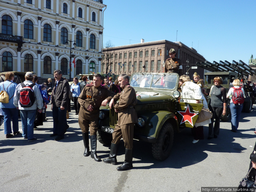 На Исаакиевской многолюдно — всем интересно увидеть военные машины времен войны. Санкт-Петербург, Россия