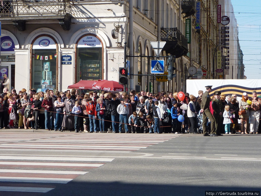 Вдоль всего Невского проспекта стоят люди в ожидании шествия ветеранов, 9мая 2011г. Санкт-Петербург, Россия