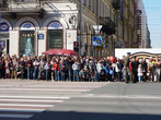 Вдоль всего Невского проспекта стоят люди в ожидании шествия ветеранов, 9мая 2011г.