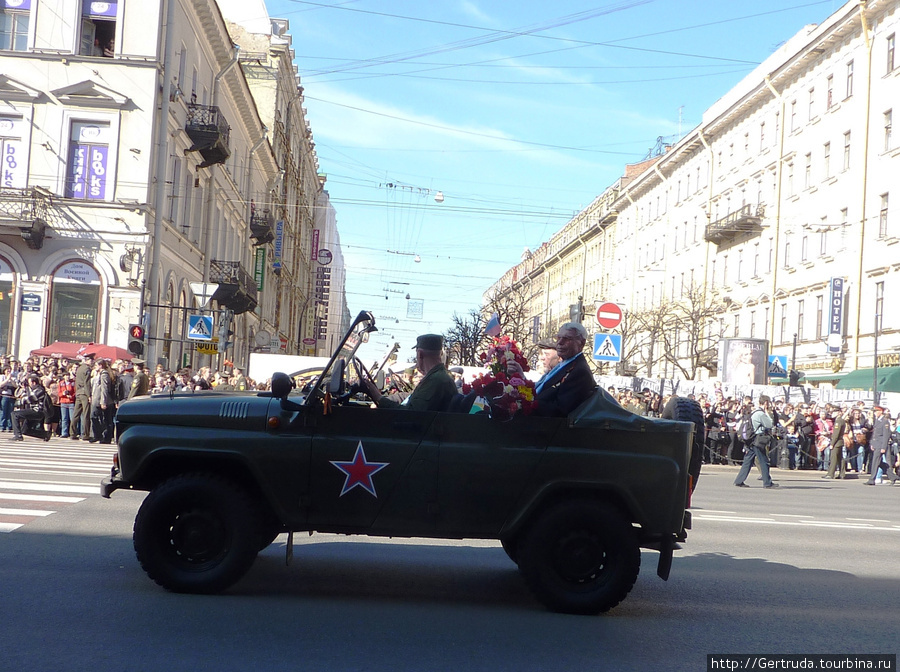 Часть ветеранов ехали в машинах. Санкт-Петербург, Россия