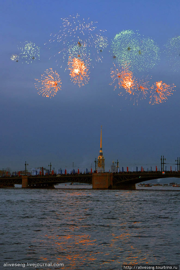 Конфетти-салют под вечер Дня Победы в Санкт-Петербурге Санкт-Петербург, Россия