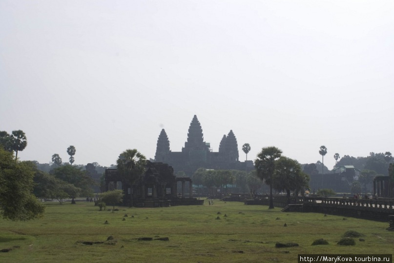 Ангко́р-Ват  — гигантский храмовый комплекс, посвящённый богу Вишну, в Камбодже. Является крупнейшим из когда-либо созданных культовых сооружений и одним из важнейших археологических памятников мира. Построен во времена короля Сурьявармана II (1113—1150). Ангкор (столица государства кхмеров), Камбоджа