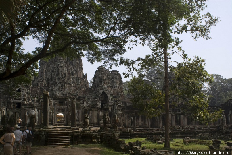 Байон-храмовый комплекс в центре Ангкор Тома, построен в честь Джаявармана VII. Ангкор (столица государства кхмеров), Камбоджа