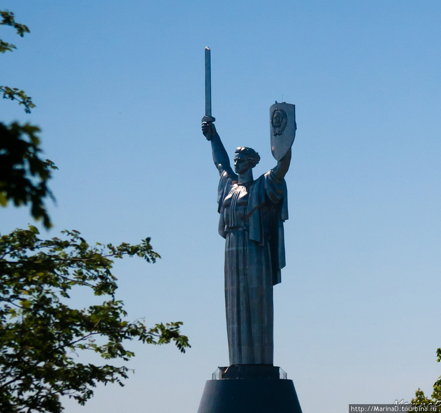 вид на монумент из Лавры Киев, Украина
