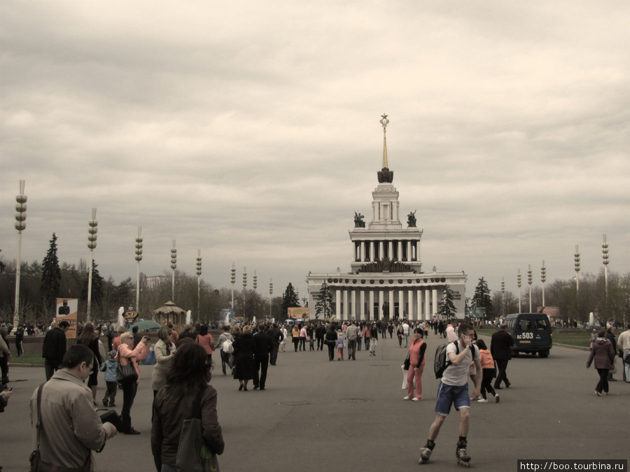 Несмотря на пасмурную погоду,  посетителей Выставки много. Москва, Россия