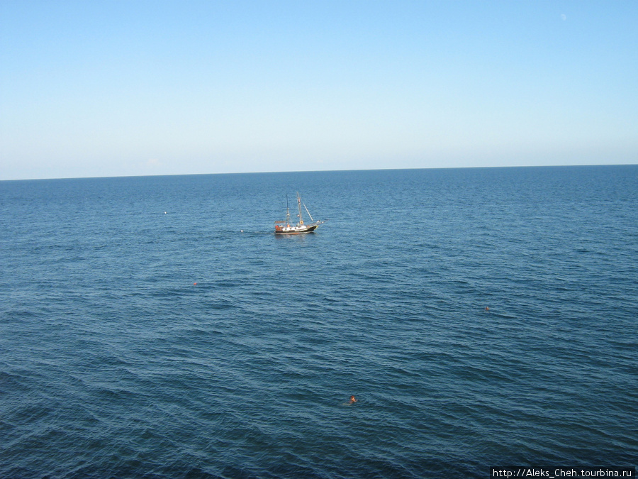 А это море в Ай-Даниле. Очень чистое и голубое. Республика Крым, Россия