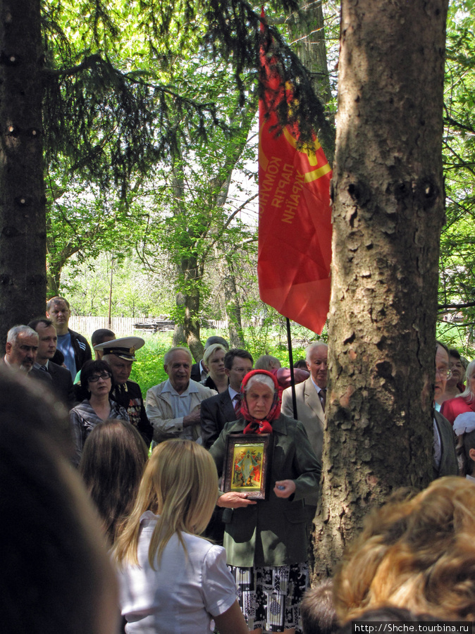 А это новое в церемонии. Старушка с иконой на фоне флага КПУ ( его принес ветеран, доцент аграрного университета) Харьковская область, Украина