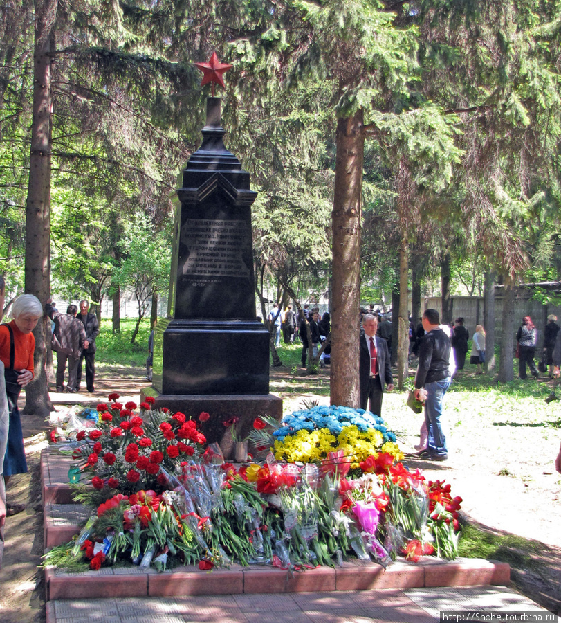 Митинг заканчивается возложением цветов Харьковская область, Украина